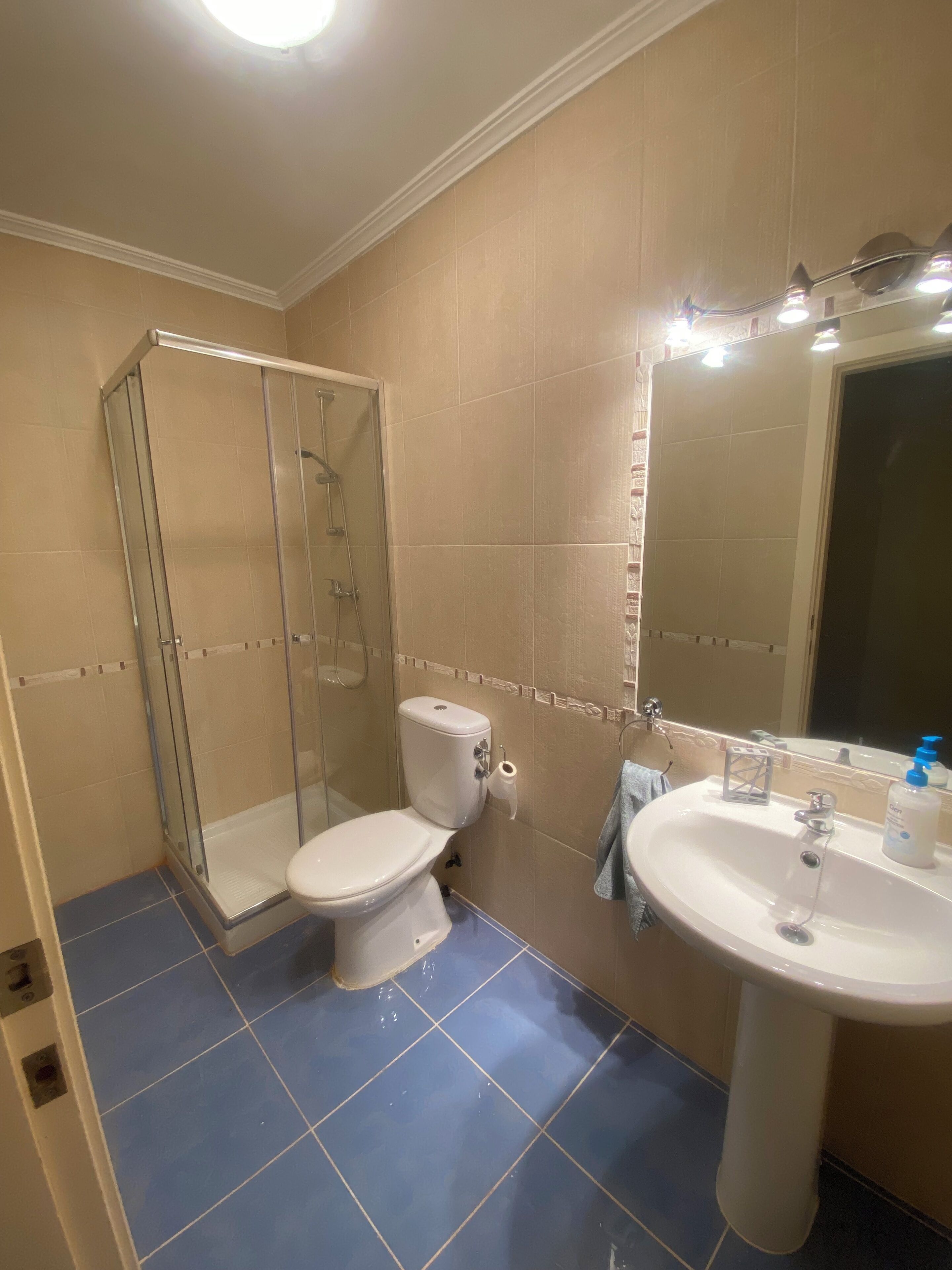 Douche, bidet, serviettes fournies, savon