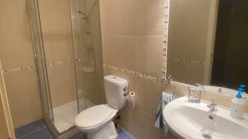 Douche, bidet, serviettes fournies, savon