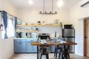 Refrigerador, horno, placa de cocina, cafetera/tetera
