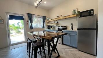 Fridge, oven, stovetop, coffee/tea maker