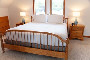 3 bedrooms, desk, iron/ironing board, travel cot - Lakefront Cottage w/ Hot Tub & Kayaks Access (Geneva)