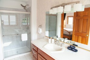 Shower, hair dryer, towels - Lakefront Cottage w/ Hot Tub & Kayaks Access (Geneva)
