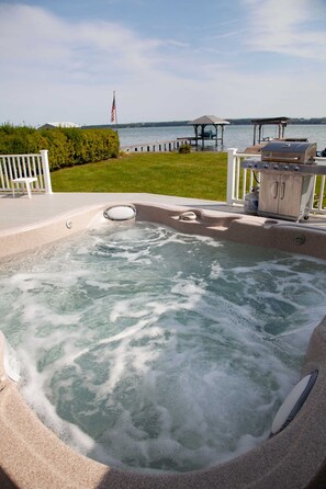 Outdoor spa tub - Katies Cottage Lakefront Stay with Hot Tub and Kayaks (Geneva)