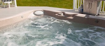 Katies Cottage Lakefront Stay with Hot Tub and Kayaks