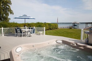 Outdoor dining - Lakefront Cottage w/ Hot Tub & Kayaks Access (Geneva)