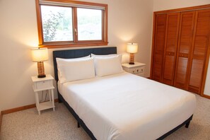 3 bedrooms, desk, iron/ironing board, travel crib