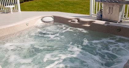 Katies Cottage Lakefront Stay with Hot Tub and Kayaks