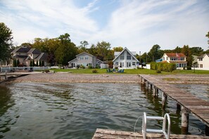 Exterior - Katies Cottage Lakefront Stay with Hot Tub and Kayaks (Geneva)