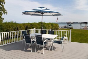 Outdoor dining - Katies Cottage Lakefront Stay with Hot Tub and Kayaks (Geneva)