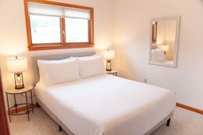 3 bedrooms, desk, iron/ironing board, travel crib - Katies Cottage Lakefront Stay with Hot Tub and Kayaks (Geneva)