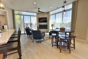 Dining - LakeView- Luxurious 2Bdr/2.5 Bath/Den Vacation Suite (Garden City)