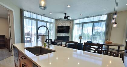 LakeView- Luxurious 2Bdr/2.5 Bath/Den Vacation Suite