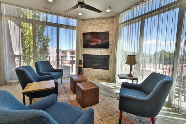 TV - LakeView- Luxurious 2Bdr/2.5 Bath/Den Vacation Suite (Garden City)