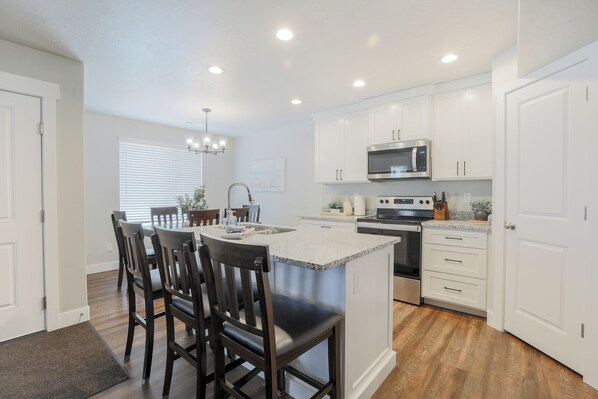 Refrigerador, microondas, horno, placa de cocina