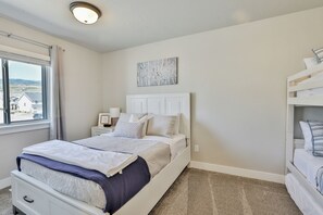 4 bedrooms, iron/ironing board, WiFi, bed sheets - 214 - Bear Lake Escapes. Everything you could want for the perfect get-away! (Garden City)