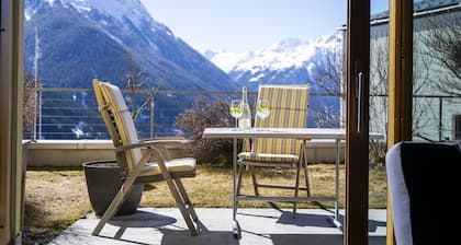 Chasa Arpiglia: Modern 2.5-room apartment and sun terrace Guarda