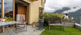 Chasa Arpiglia: Modern 2.5-room apartment and sun terrace Guarda