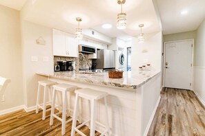 Fridge, microwave, oven, stovetop - Heron Pointe Modern Villa w Pools (Myrtle Beach)