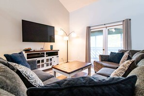 TV - Heron Pointe Modern Villa w Pools (Myrtle Beach)