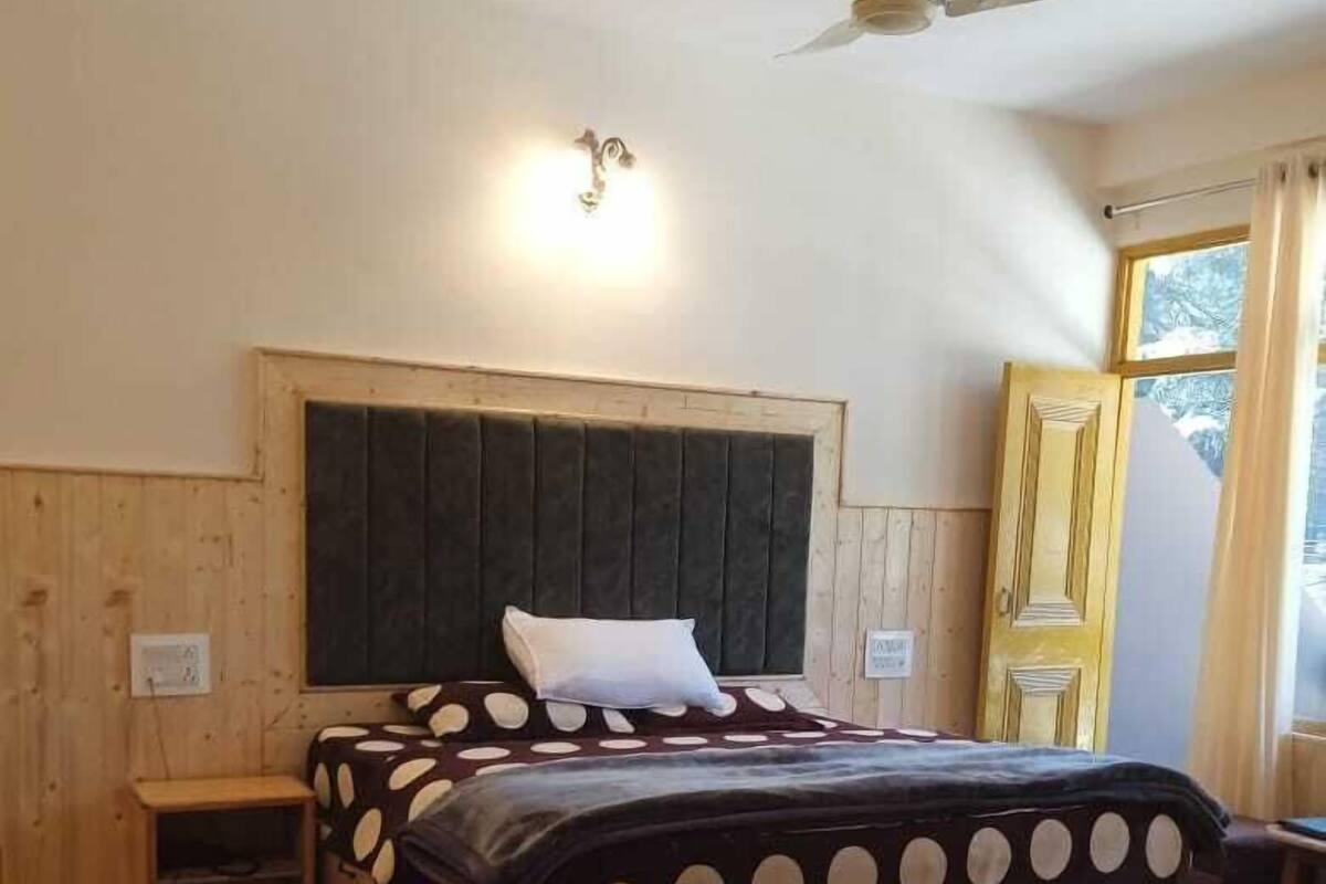 Royal Room | WiFi (free), bed sheets