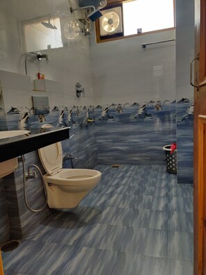 디럭스 스튜디오 스위트 | 욕실 | 샤워 시설, 레인폴 샤워기, 타월, 비누