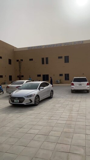 Free self-parking - Grand Ambar Palace Hotel & Suites (Dutse)