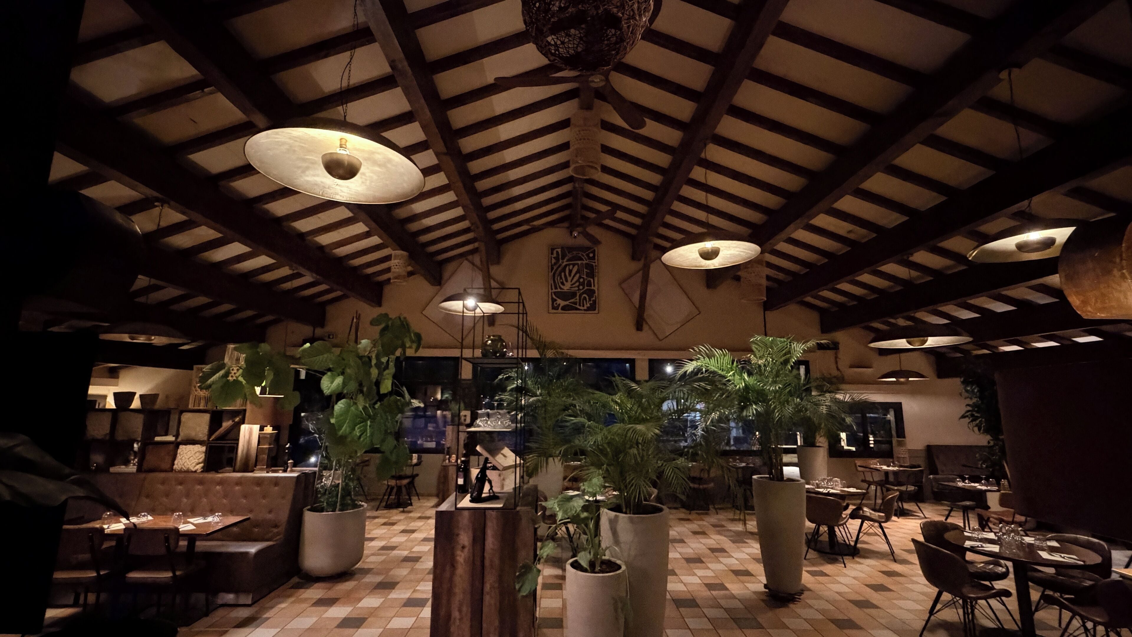 Serveert ontbijt, lunch en diner