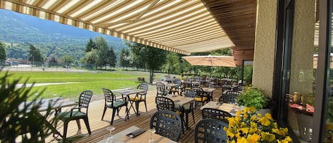 Serveert ontbijt, lunch en diner
