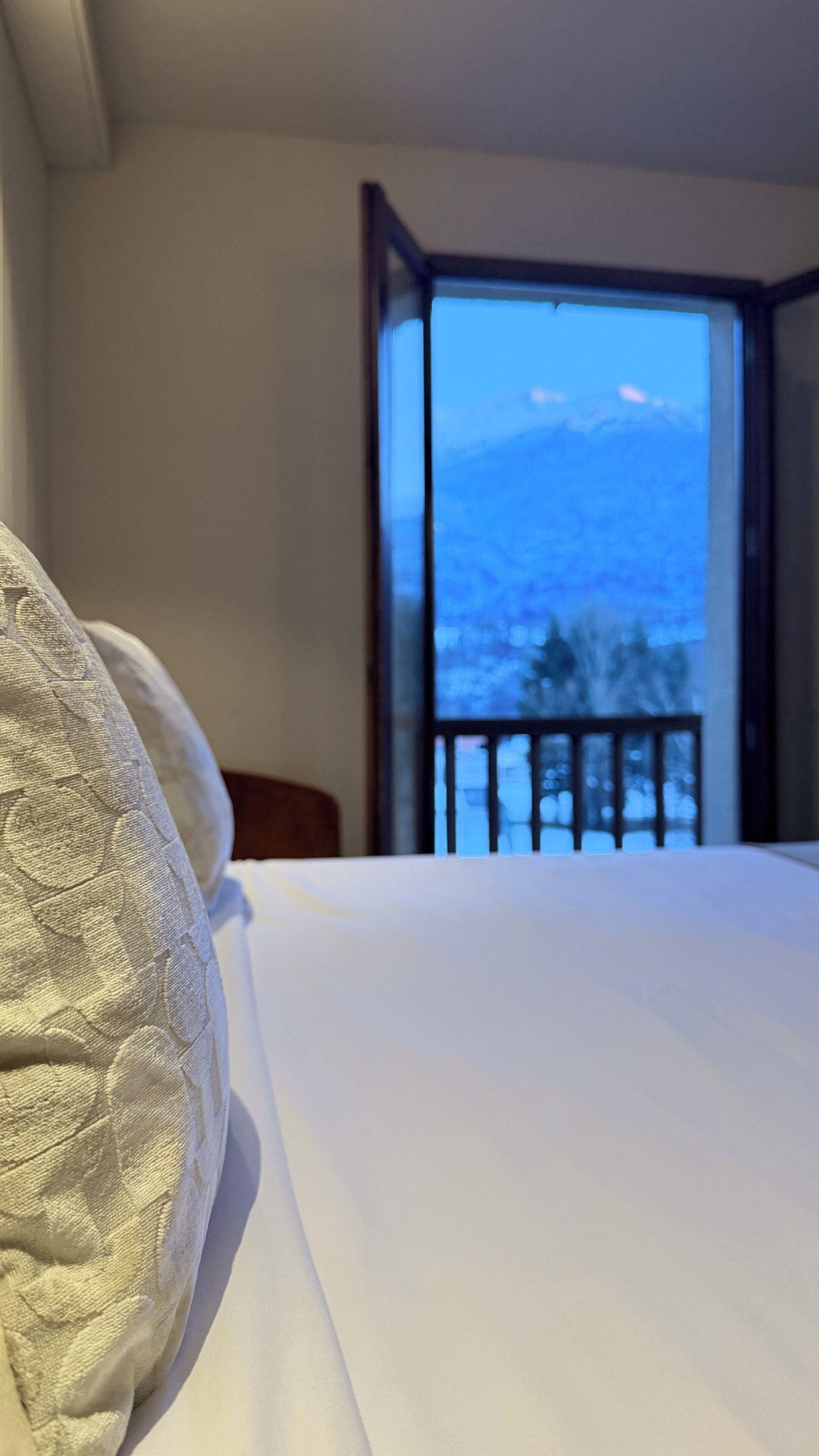 Colchones con pillow-top, escritorio y espacio para trabajar con laptop 