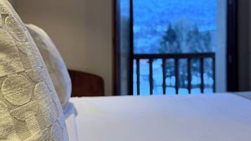 Colchones con pillow-top, escritorio y espacio para trabajar con laptop