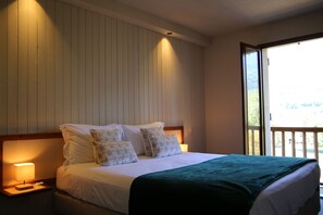 Habitación clásica doble, balcón, vistas a la montaña | Colchones con acolchado adicional, minibar, escritorio
