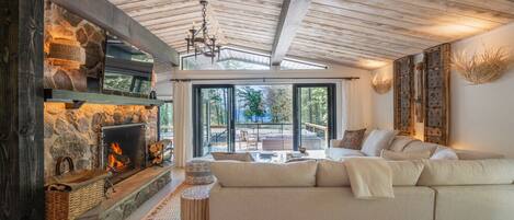 Smart TV, chimenea, libros y estéreo