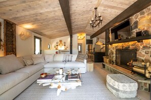 Smart TV, fireplace, books, stereo