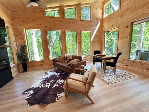 Smart TV, fireplace - Romantic Honeymoon Cabin with Hot tub + Outdoor Fireplace + Handicap Accessible (Sevierville)