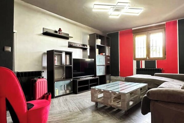 Een televisie en boeken