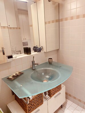 Haartrockner, Handtücher, Toilettenpapier