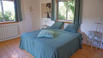 2 slaapkamers, een strijkplank/strijkijzer, reisbedje, gratis wifi