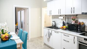 Frigorífico, microondas, horno y placa de cocina