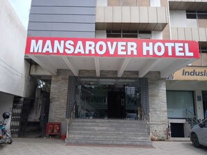 Front of property - Mansarovar Hotel & Banquets (Bareilly)