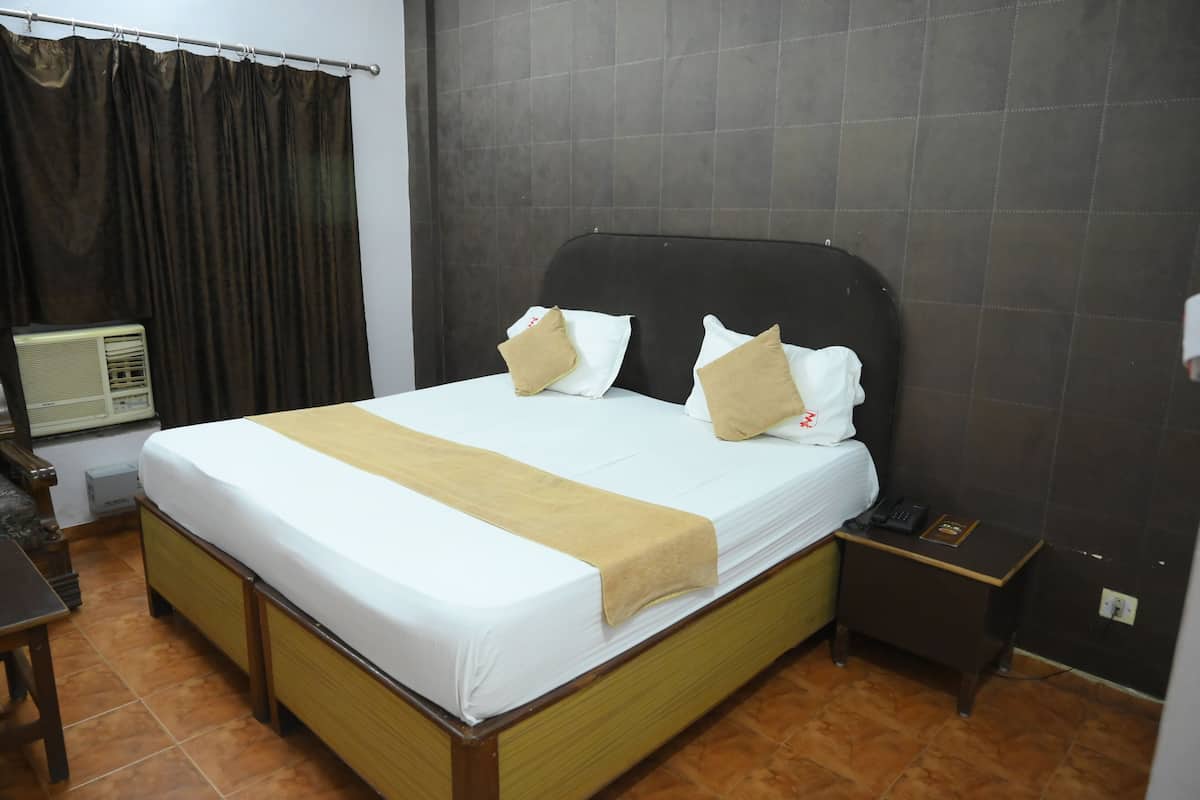 Royal Double Room | Desk, laptop workspace, WiFi (free), bed sheets