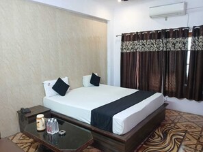 Desk, laptop workspace, free WiFi - Mansarovar Hotel & Banquets (Bareilly)