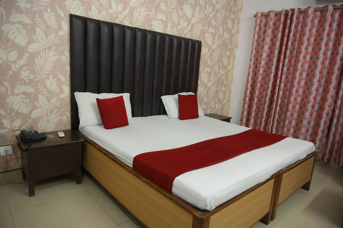 Deluxe Room | Desk, laptop workspace, WiFi (free), bed sheets
