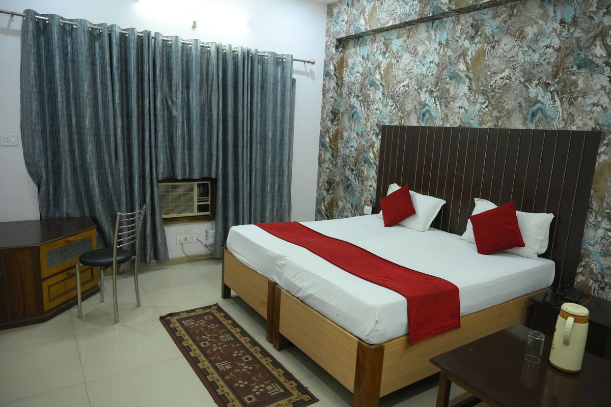 Royal Double Room | Desk, laptop workspace, free WiFi