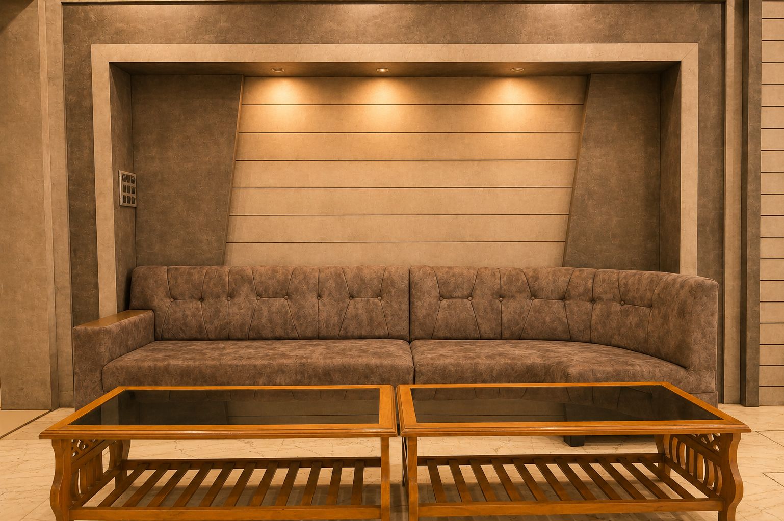 Un salon moderne avec un canapé et deux tables basses dont le plateau est en verre.