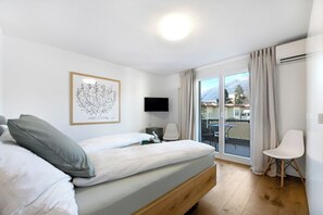 1 soverom, safe på rommet, skrivebord og strykejern/-brett