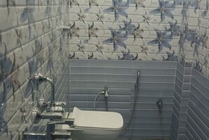 Deluxe Triple Room | Bathroom | Shower, rainfall showerhead, towels, soap - Goroomgo Ayodhya Dham Guest House Ayodhya (Faizabad)