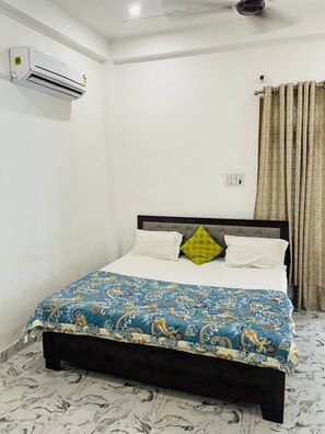 Deluxe Triple Room | Soundproofing, free WiFi, bed sheets - Goroomgo Ayodhya Dham Guest House Ayodhya (Faizabad)