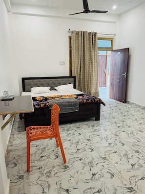 Deluxe Double Room | Soundproofing, free WiFi, bed sheets