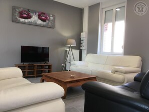 TV - Cottage for 8 in Aniche, private garden, parking, Wi-Fi (Aniche)