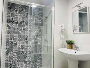 Ducha, secador de pelo, toallas
